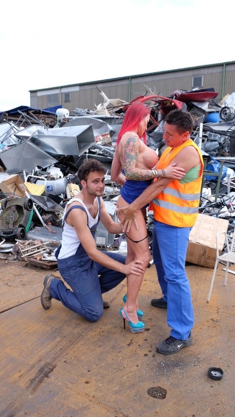 Redhead MILF with tattoos and fake tits gets banged in a junk yard 3some | Фото 9