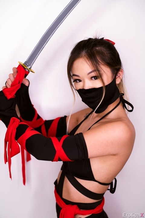 Petite Asian teen Lulu Chu wields a samurai sword before fucking | Фото 1