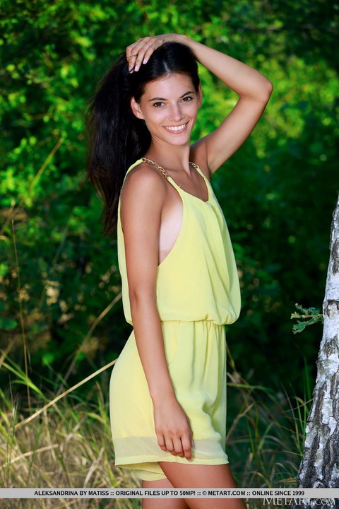 Nice teen Aleksandrina exposes her tan lined body by a hardwood tree | Фото 1