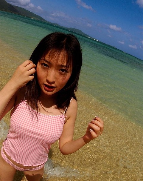 Japanese beauty shows her great tits and bush in the woods and at the beach | Фото 3