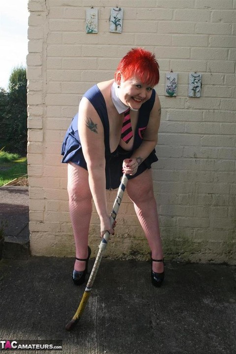 Older redhead Valgasmic Exposed parks her vagina on a field hockey stick | Фото 3