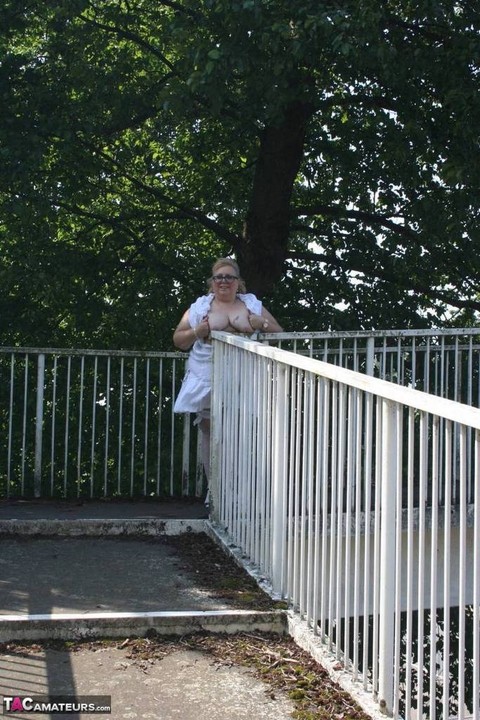 Fat blonde Lexie Cummings exposes herself while crossing a pedestrian overpass | Фото 10