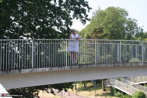 Fat blonde Lexie Cummings exposes herself while crossing a pedestrian overpass | Фото 12