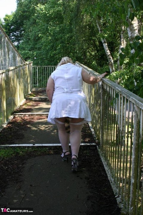 Fat blonde Lexie Cummings exposes herself while crossing a pedestrian overpass | Фото 17