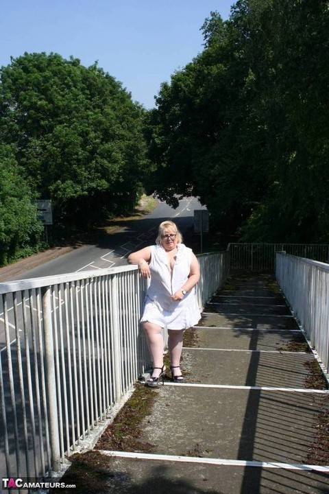 Fat blonde Lexie Cummings exposes herself while crossing a pedestrian overpass | Фото 5