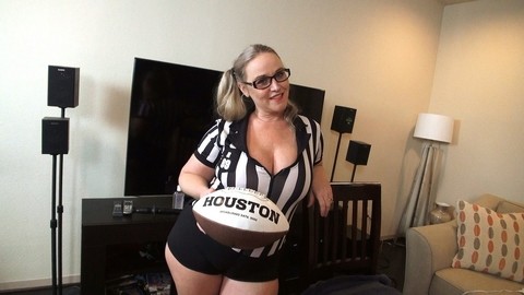 Overweight blonde Dee Siren gets on her knees for a blowbang in referee attire | Фото 5