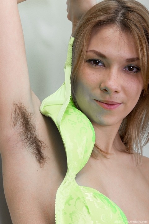 Natural girl Alisia exposes her unshaven pits and bush as she gets naked | Фото 5