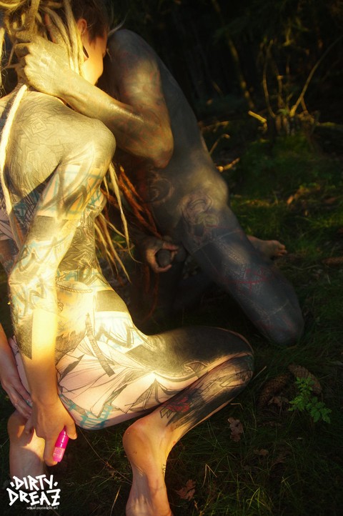 Tatted freaks Anuskatzz & Lily Lu have sexual intercourse on the forest floor | Фото 10