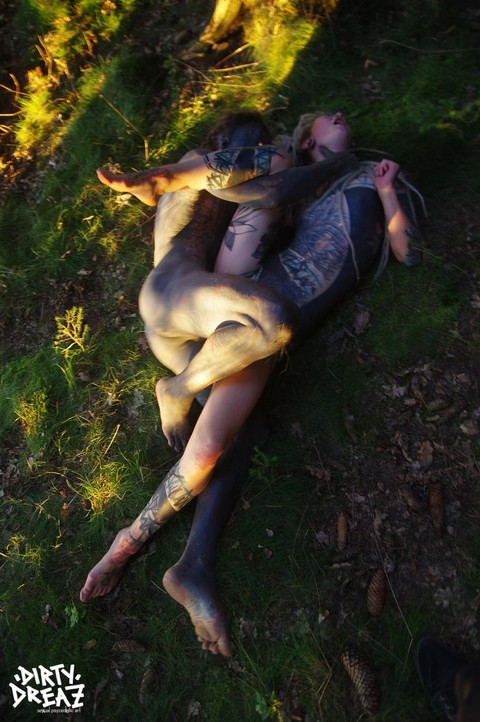 Tatted freaks Anuskatzz & Lily Lu have sexual intercourse on the forest floor | Фото 15