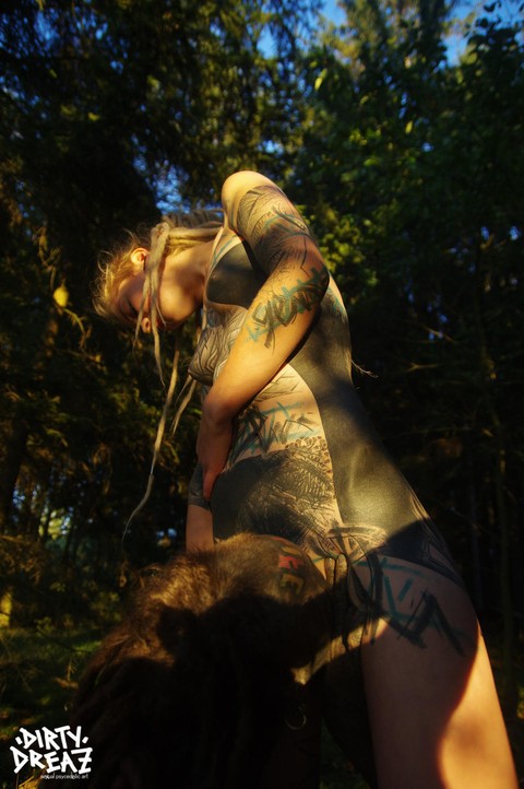 Tatted freaks Anuskatzz & Lily Lu have sexual intercourse on the forest floor | Фото 4