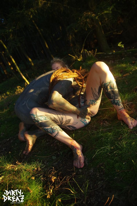 Tatted freaks Anuskatzz & Lily Lu have sexual intercourse on the forest floor | Фото 6