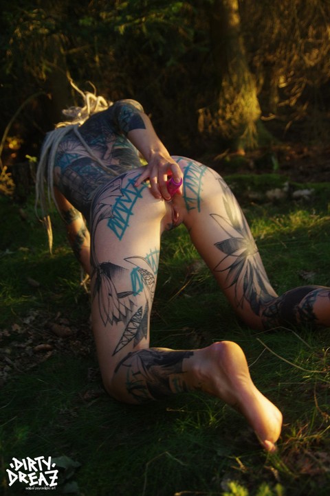 Tatted freaks Anuskatzz & Lily Lu have sexual intercourse on the forest floor | Фото 8