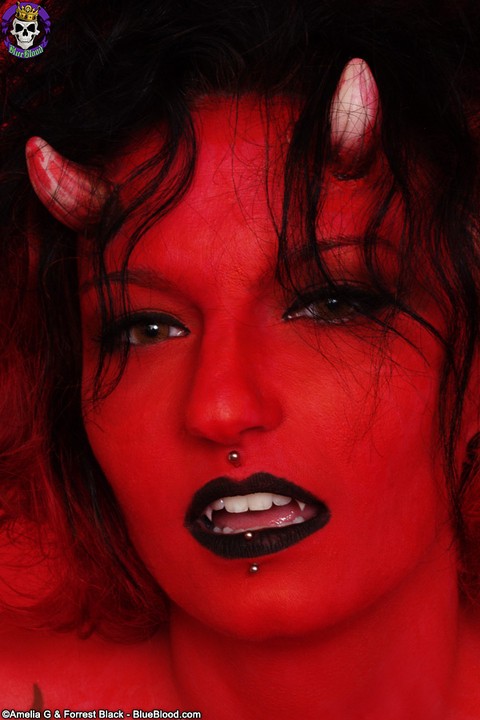 Tattooed and pierced chick Nina Sin sports a devilish look during a nude gig | Фото 1