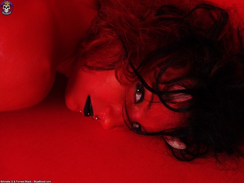 Tattooed and pierced chick Nina Sin sports a devilish look during a nude gig | Фото 11