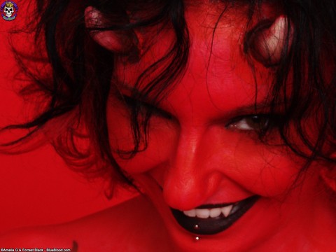 Tattooed and pierced chick Nina Sin sports a devilish look during a nude gig | Фото 13