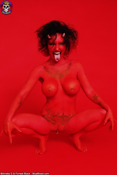 Tattooed and pierced chick Nina Sin sports a devilish look during a nude gig | Фото 14