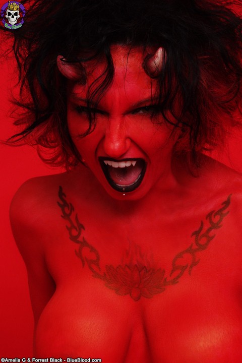 Tattooed and pierced chick Nina Sin sports a devilish look during a nude gig | Фото 15