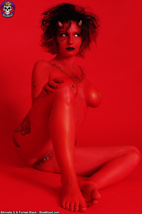 Tattooed and pierced chick Nina Sin sports a devilish look during a nude gig | Фото 2