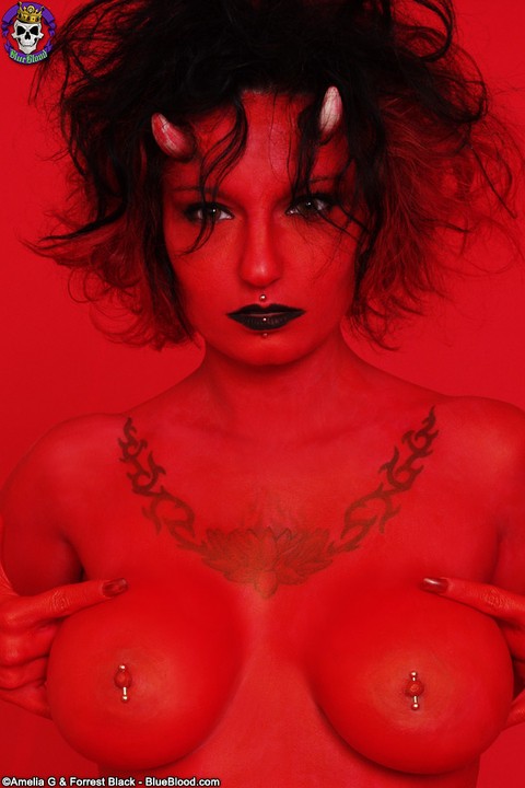 Tattooed and pierced chick Nina Sin sports a devilish look during a nude gig | Фото 6