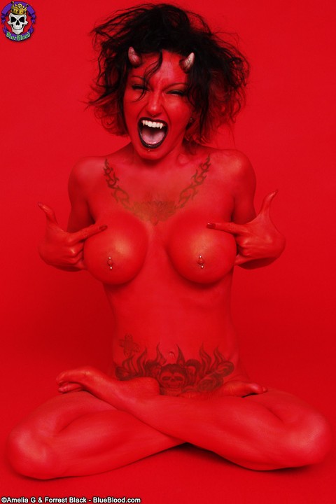 Tattooed and pierced chick Nina Sin sports a devilish look during a nude gig | Фото 7