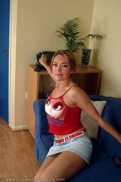 European MILF amateur Elen Cole shows her titties and toys her love hole | Фото 3