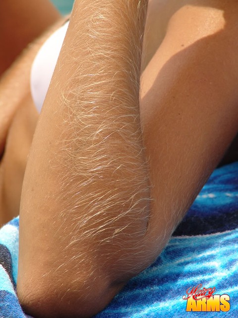 Middle-aged amateur with hairy arms models in a bikini next to the ocean | Фото 14