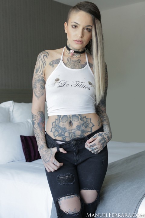 Tattooed girl Leigh Raven wears a black choker while getting naked | Фото 1