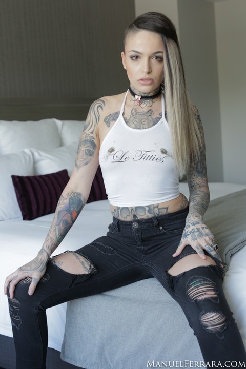 Tattooed girl Leigh Raven wears a black choker while getting naked | Фото 2