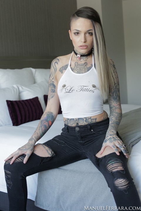 Tattooed girl Leigh Raven wears a black choker while getting naked | Фото 3