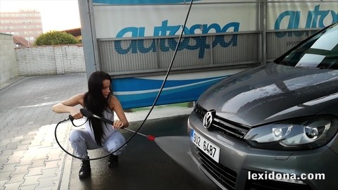 Pregnant girl Lexi Dona shows her belly bump while washing her car | Фото 11