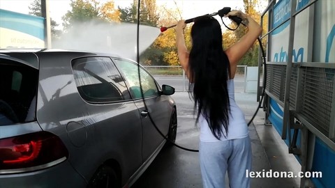 Pregnant girl Lexi Dona shows her belly bump while washing her car | Фото 2