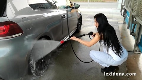 Pregnant girl Lexi Dona shows her belly bump while washing her car | Фото 3