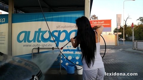 Pregnant girl Lexi Dona shows her belly bump while washing her car | Фото 4