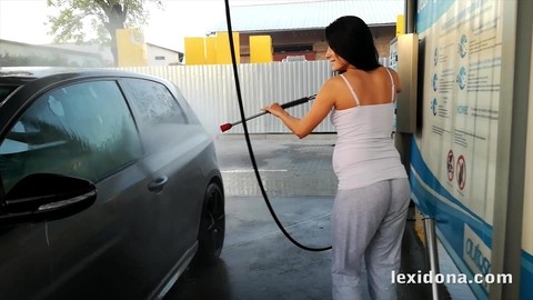 Pregnant girl Lexi Dona shows her belly bump while washing her car | Фото 7