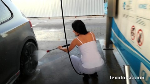 Pregnant girl Lexi Dona shows her belly bump while washing her car | Фото 8