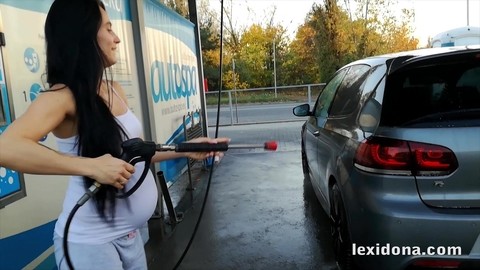 Pregnant girl Lexi Dona shows her belly bump while washing her car | Фото 9