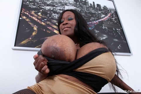 Amateur ebony Jeannetta Joy showing off her incredibly big tits in stockings | Фото 5