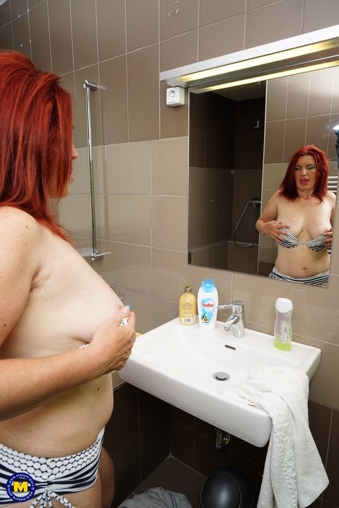 Redheaded MILF Elonka shows her incredible naturals and masturbates in a tub | Фото 6