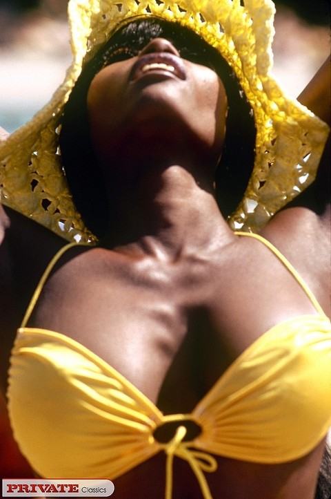 Black female in sunhat and bikini heads into the bushes to pose naked | Фото 11