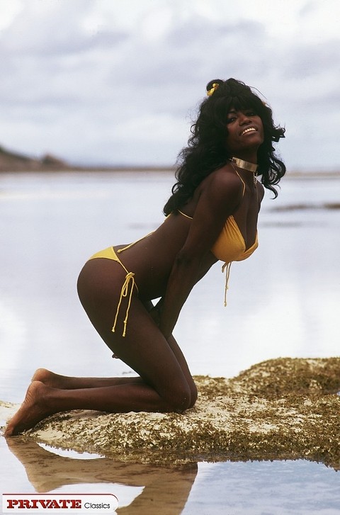 Black female in sunhat and bikini heads into the bushes to pose naked | Фото 5