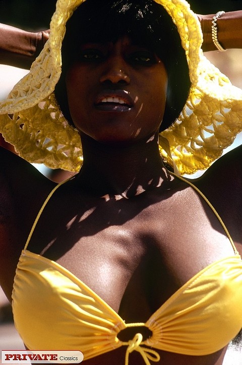 Black female in sunhat and bikini heads into the bushes to pose naked | Фото 9