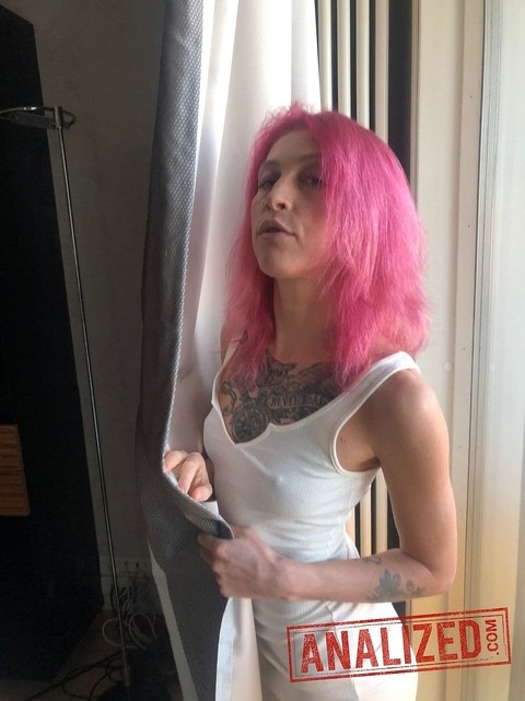 Pink-haired teen Yara Phoenix takes selfies of her hot naked tattooed body | Фото 14