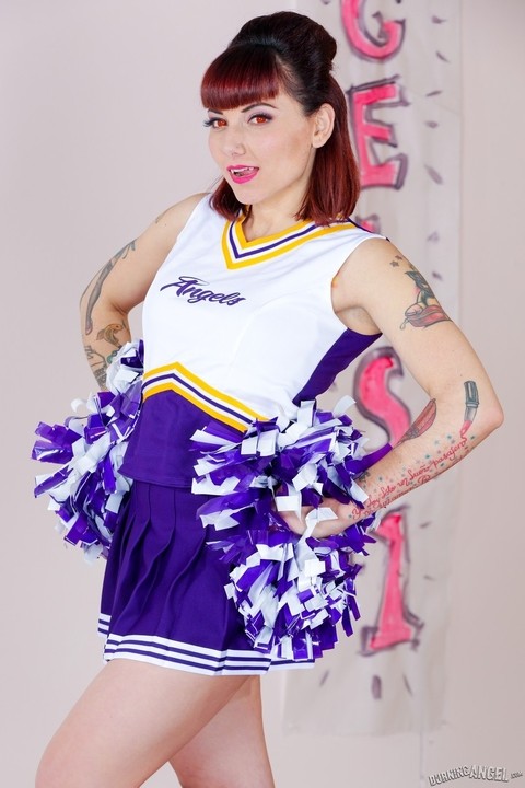 Tattooed cheerleader Veronica Layke offers up naked pussy on her knees | Фото 2