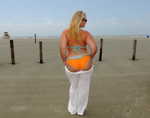 Amateur BBW Dee Siren frees big tits and huge ass from a bikini on the beach | Фото 2