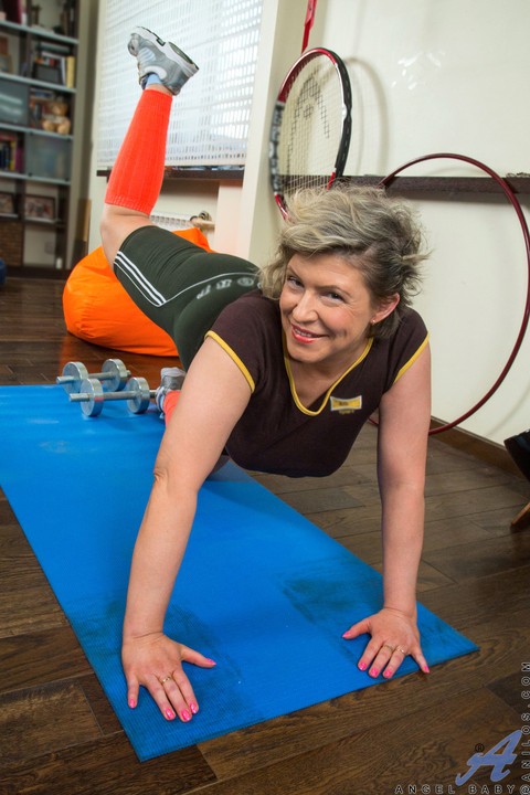 Old woman Angel Baby showcases her pussy after working out with weights | Фото 2