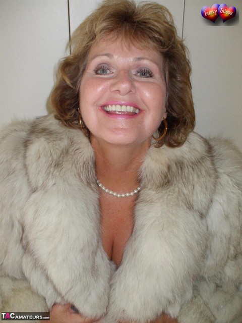 Mature amateur Busty Bliss frees her tan lined tits from a bra and fur coat | Фото 1