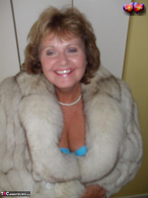 Mature amateur Busty Bliss frees her tan lined tits from a bra and fur coat | Фото 2