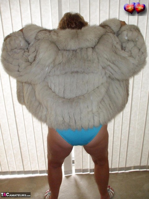 Mature amateur Busty Bliss frees her tan lined tits from a bra and fur coat | Фото 3