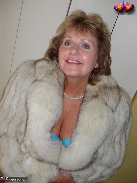 Mature amateur Busty Bliss frees her tan lined tits from a bra and fur coat | Фото 4