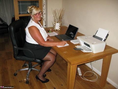 Blonde fatty Chrissy Uk exposes herself while working from her home office | Фото 2